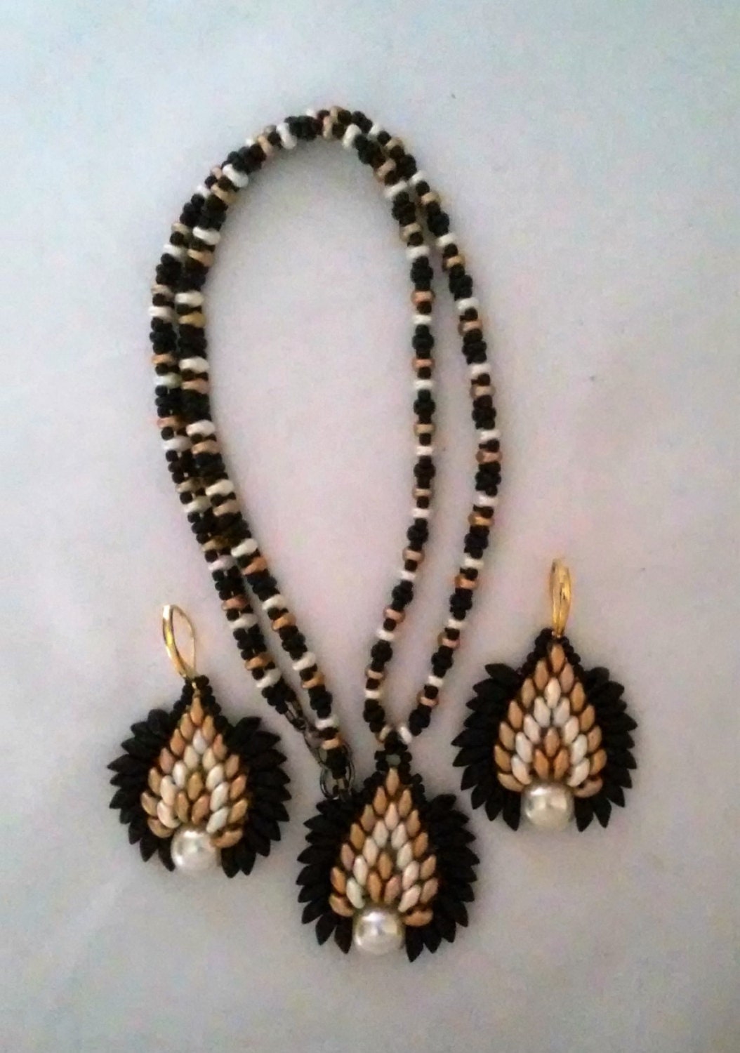 2 Stück Perlen Schmuck-Set; Magatama & Samen Halskette Und Ohrringe Set; Elfenbein-Schwarz-Gold Collier-Set; Geschenk Für Sie; 2 Stück Perlen Schmuck-Set; Magatama & Samen Halskette Und Ohrringe Set; Elfenbein-Schwarz-Gold Collier-Set; Geschenk Für Sie; von LadiDiJewelry