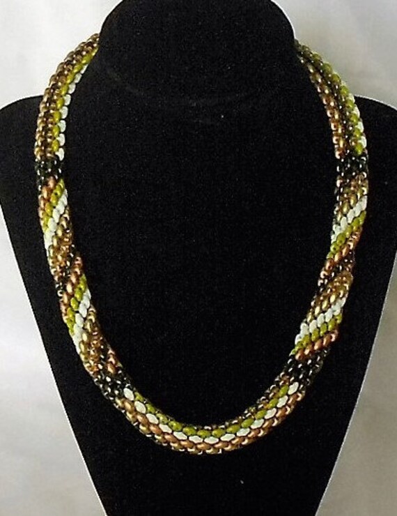 Ladicarmen Halskette - Handgemachte Halskette, Grün Und Gold Perlen Superduo Seil Kette, Nickelfrei Ladicarmen Halskette - Handgemachte Halskette, Grün Und Gold Perlen Superduo Seil Kette, Nickelfrei von LadiDiJewelry