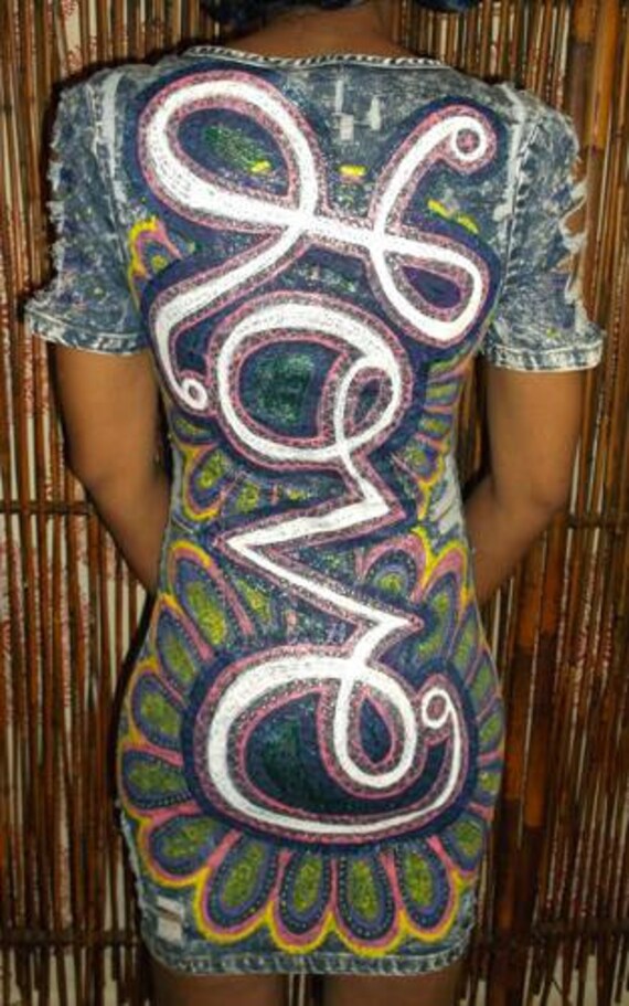 Love Denim/Blue Jeans Rock, Einteilig Mit Reißverschluss Vorne. Kunst Auf Der Rückseite Durchgehenden Aussparungen von LadiLoveDressings