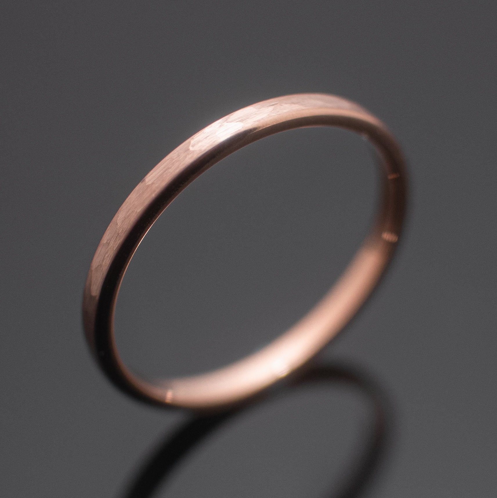 2mm Dünne Rose Gold Wolfram Ehering Unisex Gehämmert von LadiesAndGentsBands