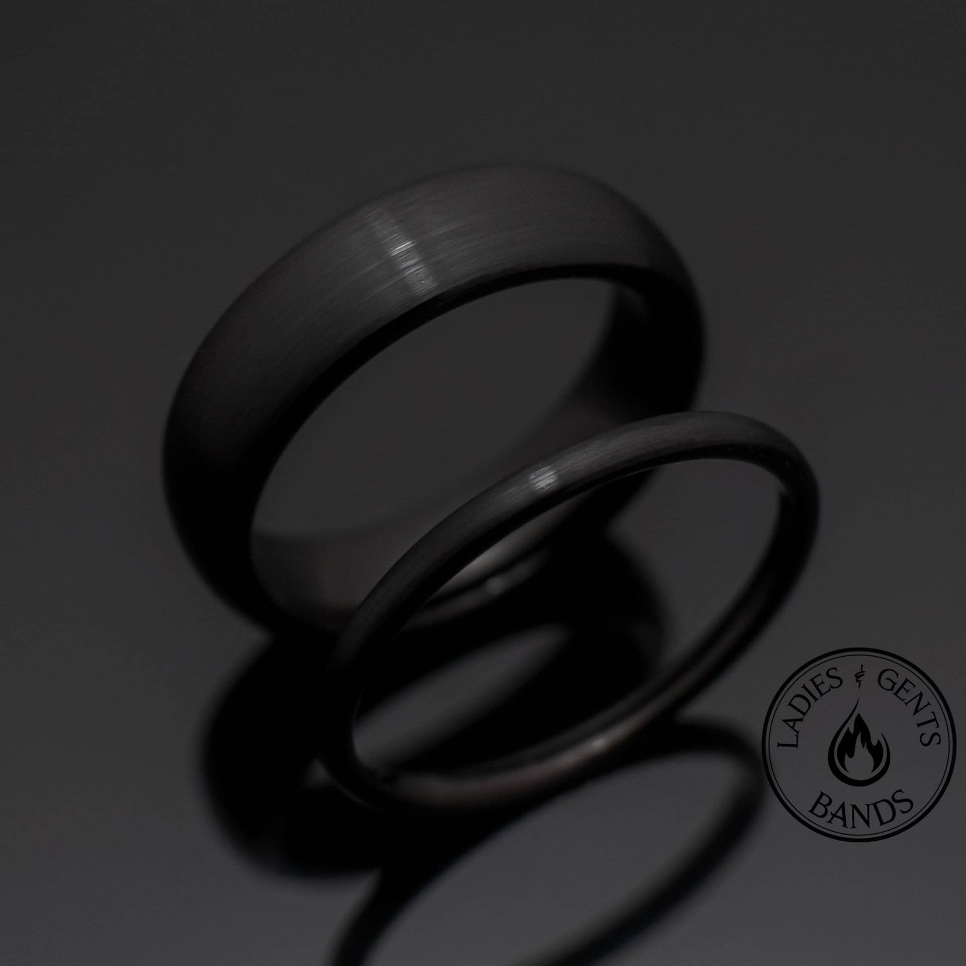 Schwarz Gebürstet Obsidian Wolfram Ehering Für Sie Und Ihn, 2mm/6mm Bands von LadiesAndGentsBands
