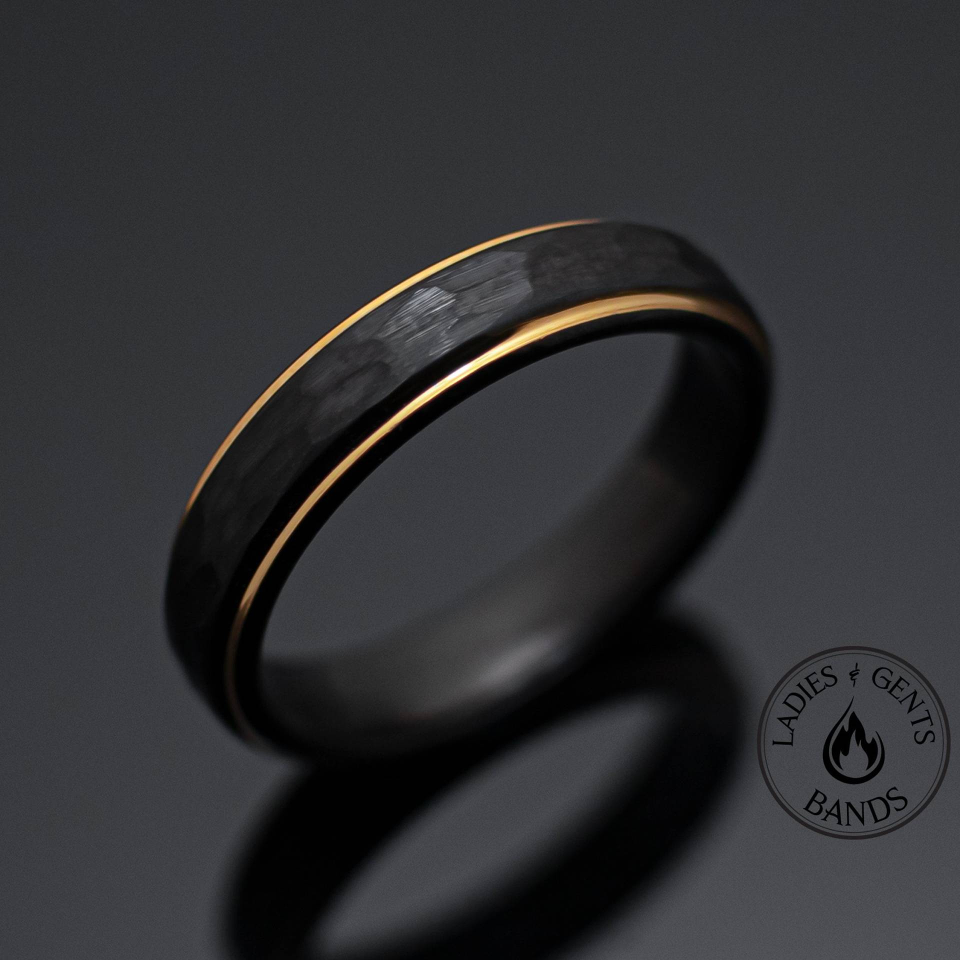 Schwarzer Obsidian Gold-Hartmetallring, Gehämmerter Ehering Für Männer, 5mm-Breite-Ring, Hochzeitsring Geschenk, Wolframkarbid von LadiesAndGentsBands