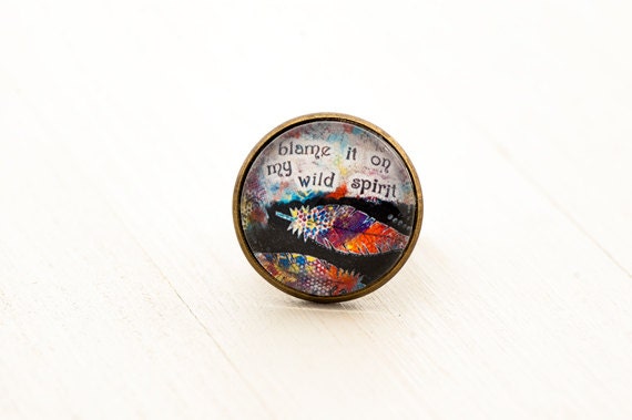 Federn Wilder Geist Verstellbaren Ring Mit Worten - Boho Kunst Bild Inspirierende Foto Geschenke Für Ihre Frauen Am Besten Freund Schwester Federn Wilder Geist Verstellbaren Ring Mit Worten - Boho Kunst Bild Inspirierende Foto Geschenke Für Ihre Frauen Am Besten Freund Schwester von LadyArtTalk