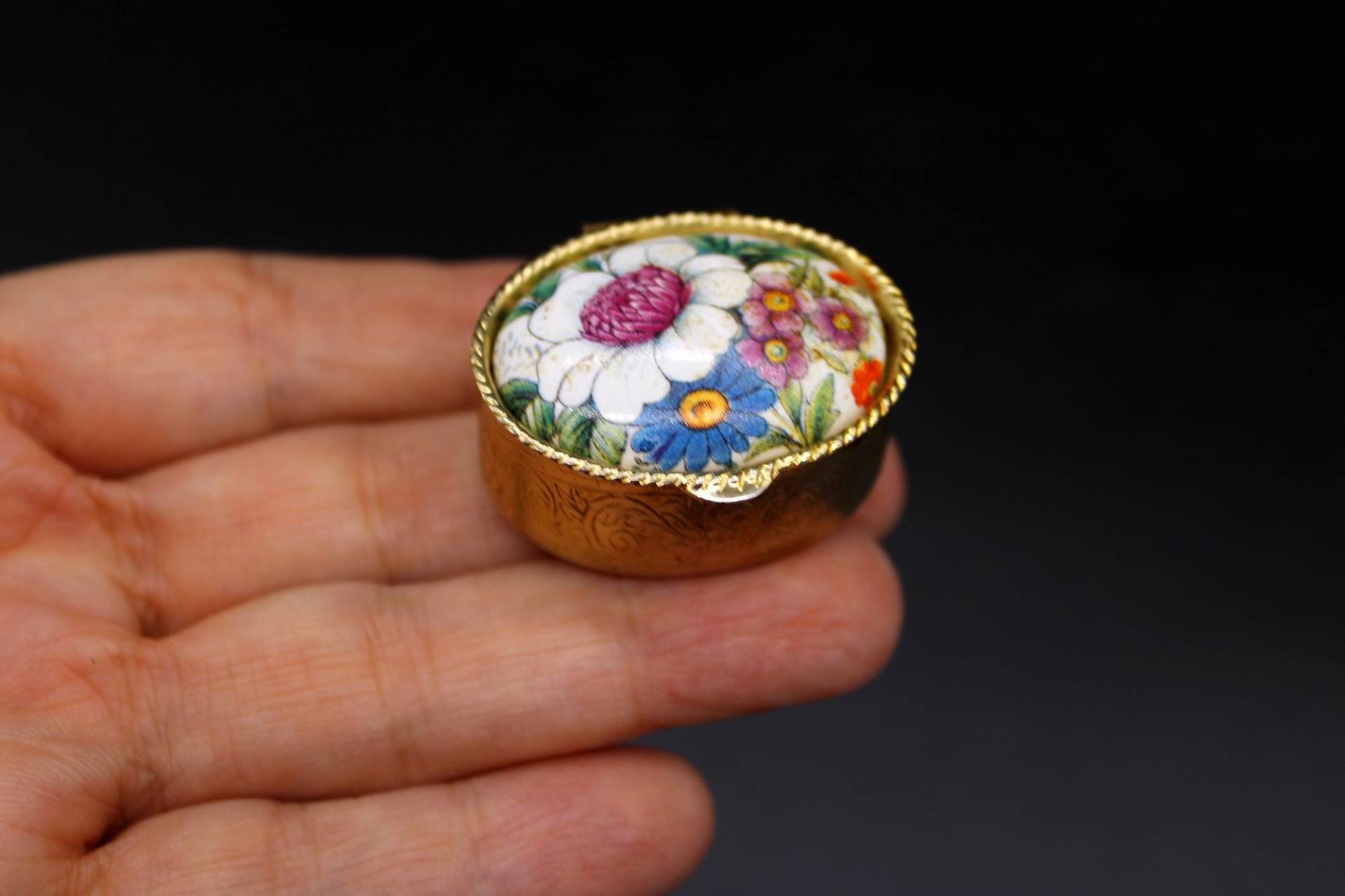 Vintage Florale Trinket Box Handbemalte Porzellan & Messingminiatur Vintage Florale Trinket Box Handbemalte Porzellan & Messingminiatur von LadyBaroness12