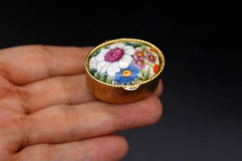 Vintage Florale Trinket Box Handbemalte Porzellan & Messingminiatur Vintage Florale Trinket Box Handbemalte Porzellan & Messingminiatur von LadyBaroness12