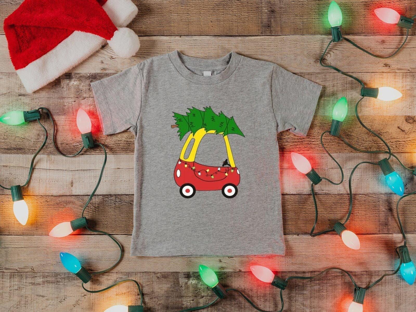 Rotes Auto Weihnachten Kinder Shirt, Süßes Kleinkind T-Shirt, Weihnachtsbaum Baby Boy Urlaub Shirt von LadyBirdTrends
