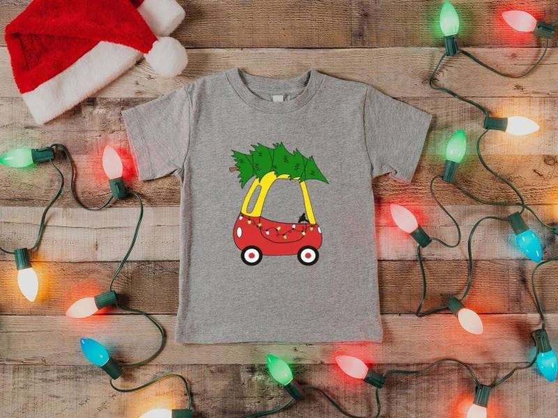 Rotes Auto Weihnachten Kinder Shirt, Süßes Kleinkind T-Shirt, Weihnachtsbaum Baby Boy Urlaub Shirt von LadyBirdTrends