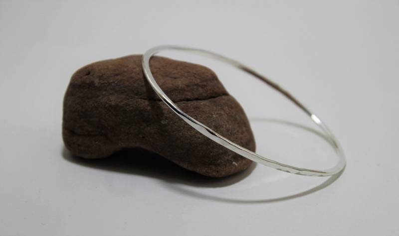 Massiver Sterling Silber Armreif - Ovaler Gehämmerter Handgemacht in Großbritannien Von Lady C Jewellery von LadyCJewellery