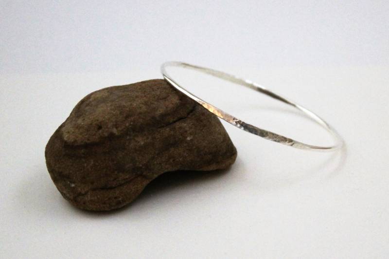 Massiver Sterling Silber Armreif - Ovaler Gehämmerter Handgemacht in Großbritannien Von Lady C Jewellery von LadyCJewellery