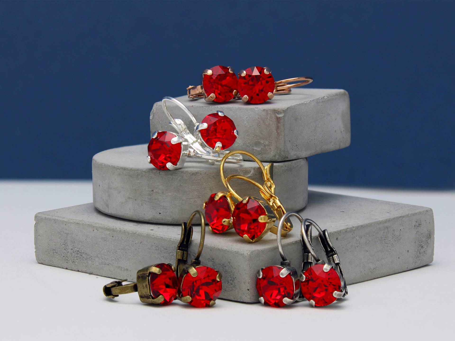 Rote Kristallohrringe Lever Back Hängeohrringe Swarovski Kristall Leverbacks Handgemachte Statement Kristallschmuck von LadyCJewellery