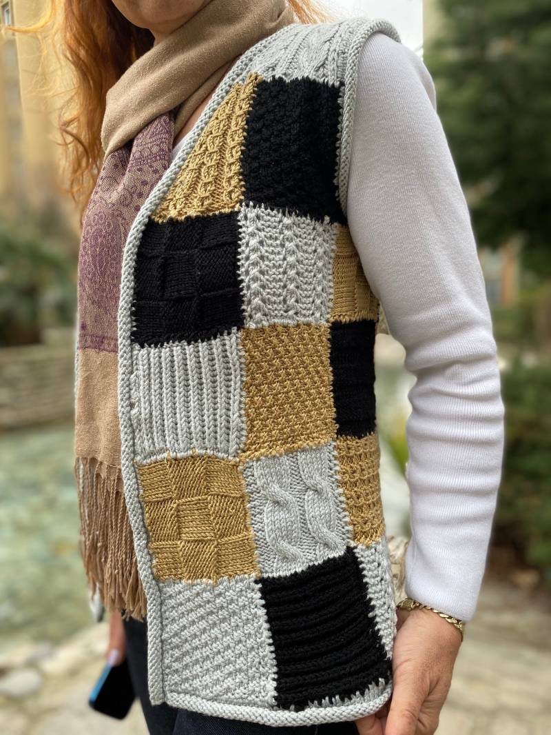 Handgestrickte Patchwork-Weste Im Boho Grandma Square Style von LadyCloverHandcraft