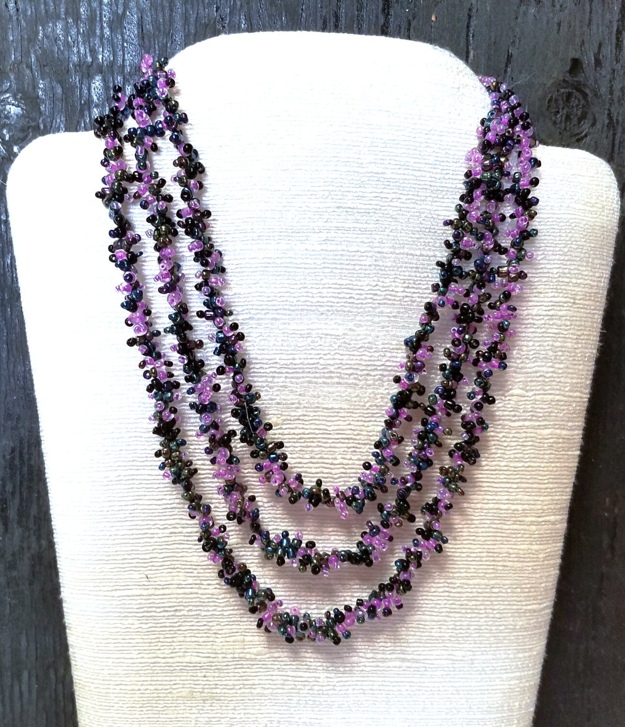 Handgemachte Lila Rosa Lavendel 3 Strang Perlen Halskette - Unterstützt Tierschutz Handgemachte Lila Rosa Lavendel 3 Strang Perlen Halskette - Unterstützt Tierschutz von LadyCroc