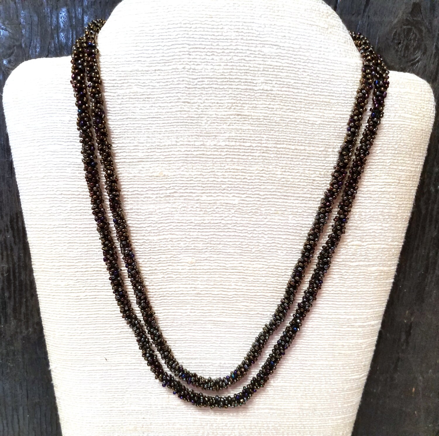 Handgemachte Opalisierende Regenbogen Gold 2 Strang Perlen Halskette, Unterstützt Tierschutz Handgemachte Opalisierende Regenbogen Gold 2 Strang Perlen Halskette, Unterstützt Tierschutz von LadyCroc