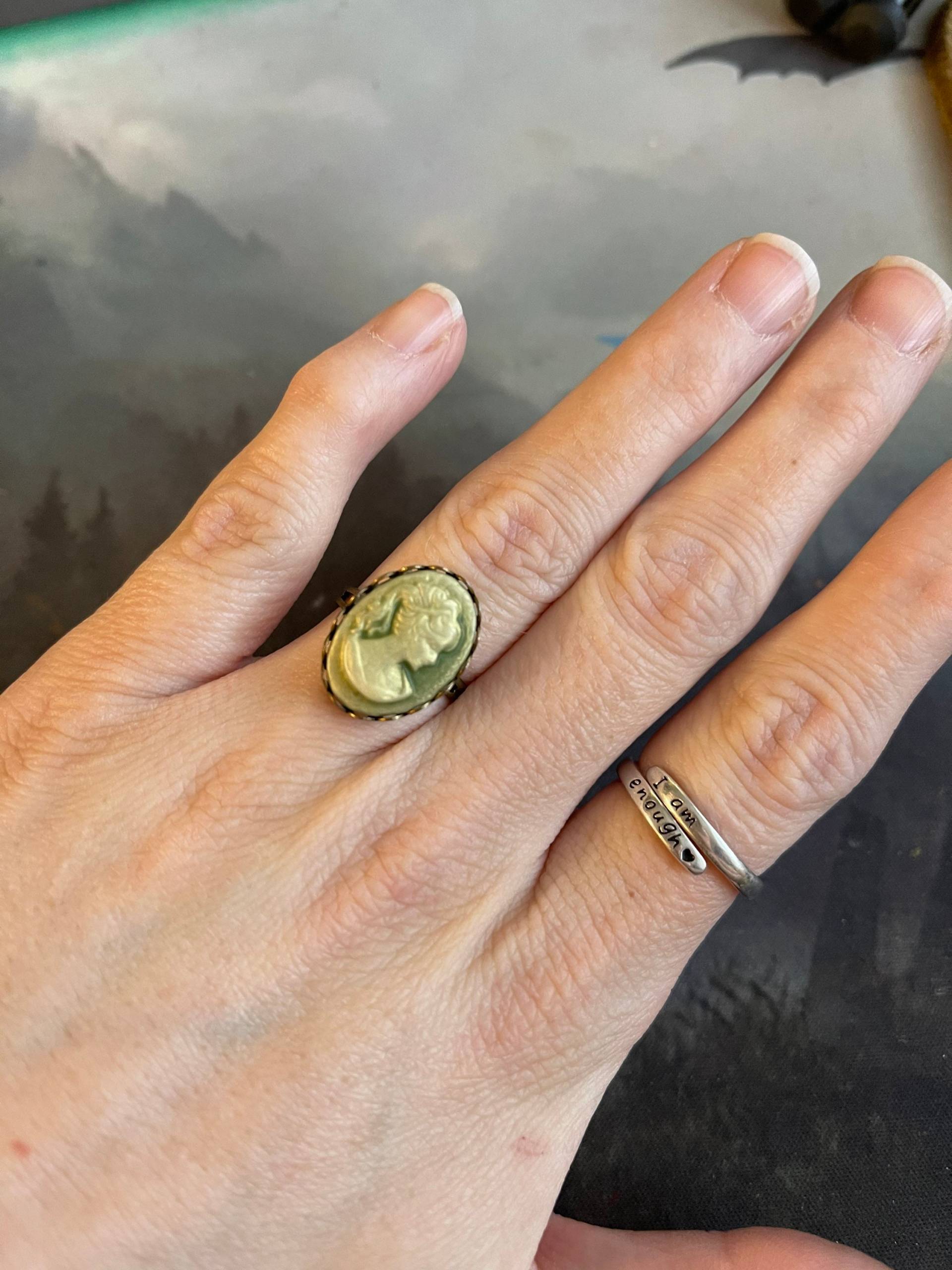 Antiker Gold Farbe Harz Cameo Ring Antiker Gold Farbe Harz Cameo Ring von LadyJadesEmporium
