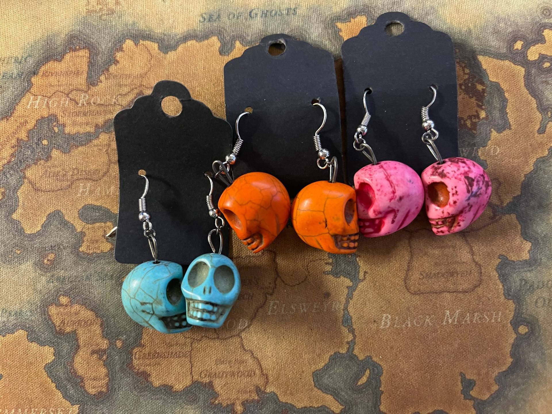 Howlith Totenkopf Ohrringe Howlith Totenkopf Ohrringe von LadyJadesEmporium