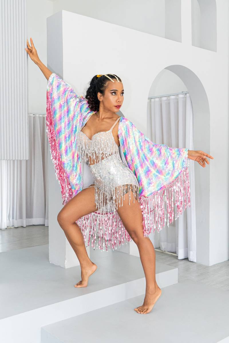 Neon Rainbow Pailletten Kimono Mit Weissen Fransen. Originelle, Glamouröse, Kimono-strickjacke Für Das Perfekte Festival-Outfit Neon Rainbow Pailletten Kimono Mit Weissen Fransen. Originelle, Glamouröse, Kimono-strickjacke Für Das Perfekte Festival-Outfit von LadyJaneSequin