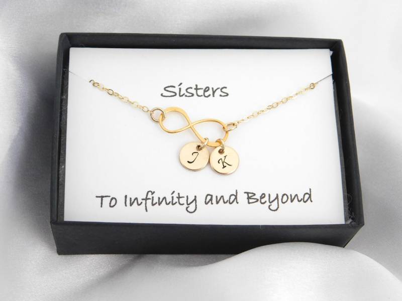 Gold Schwestern Unendlichkeit Armband Personalisierte Initial Charms von LadyKJewelry