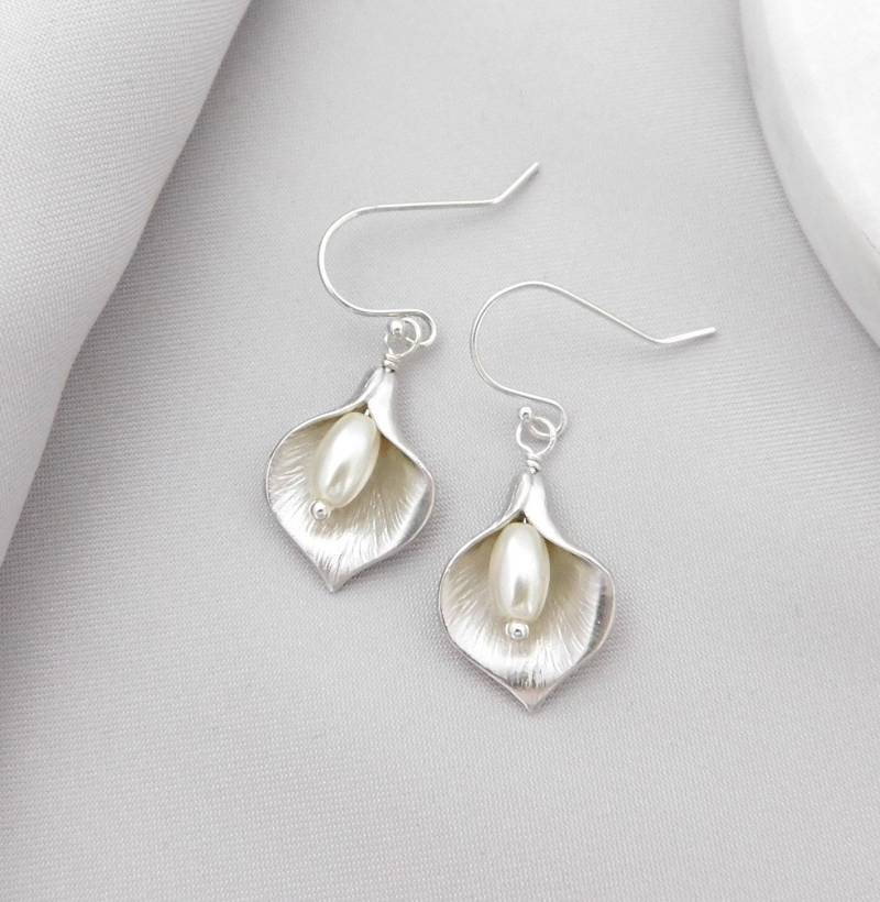 Silber Calla Lilie Ohrringe Weiße Perle Hochzeitsschmuck von LadyKJewelry