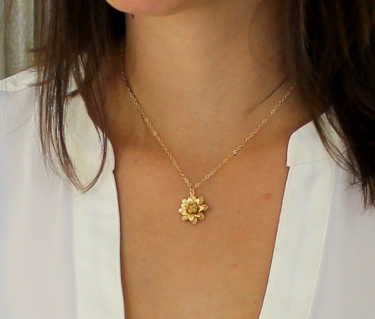 Zierliche Gold Filled Lotus Halskette Zen Yoga Anhänger von LadyKJewelry