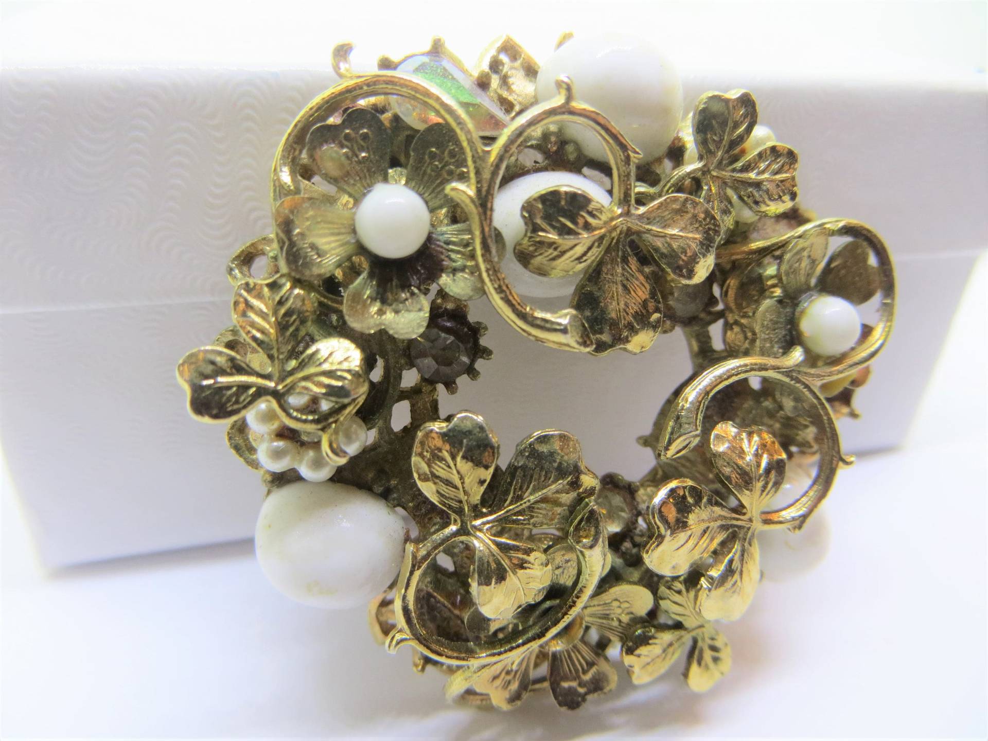 Figürliche Brooch Skript Strass Milchglas Große Brosche Drei Dreidimensionale Schönheit von LadyKsVintageFinds