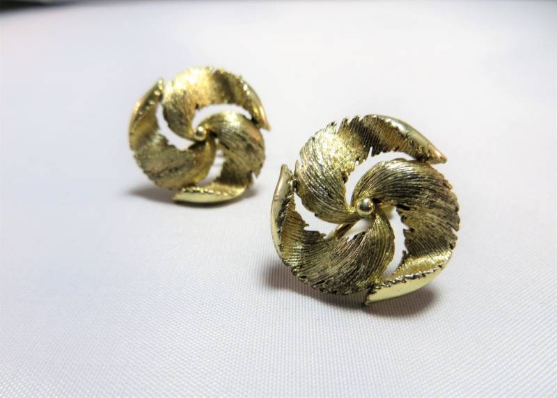 Jahrgang Lisner Signiert Strukturierte Gold Ohrringe Schraube Zurück von LadyKsVintageFinds