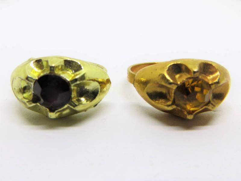 Set Bestehend Aus Zwei Solitaire Strass Ringe Rubinrot Und Citrin Gelb von LadyKsVintageFinds