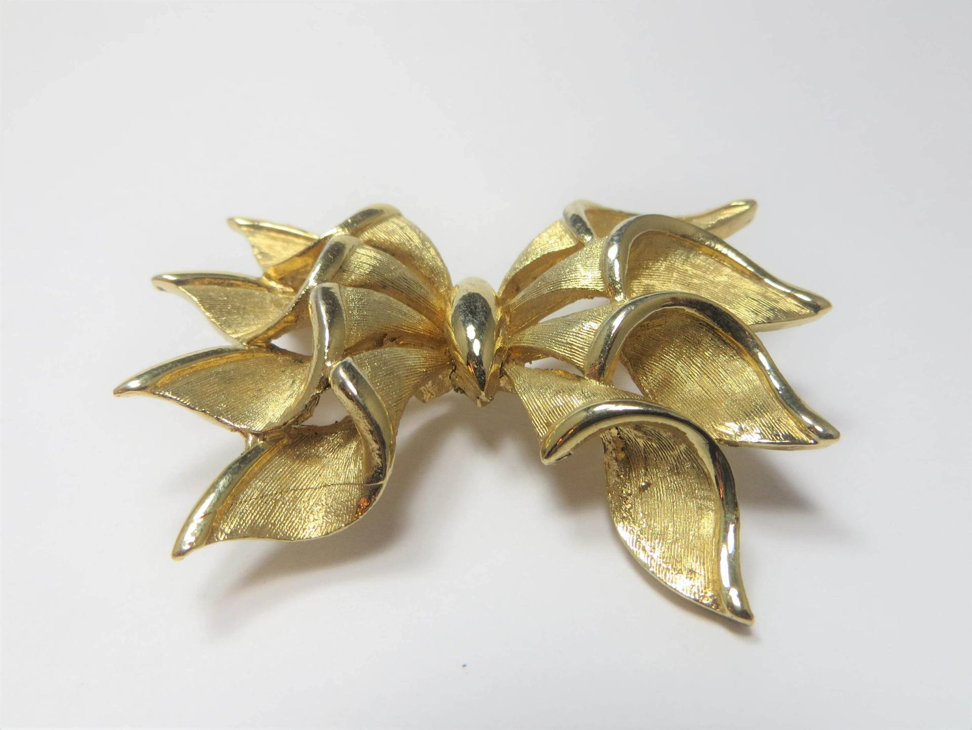 Vintage Fett Band Wirbelt Schleife Brosche Figürliche Pin Unsigniert Designer von LadyKsVintageFinds