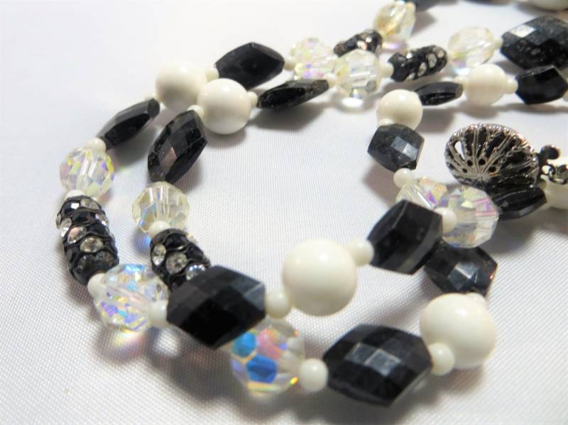 Vintage Perlen Schwarz Weiß Mod Halskette Glasperlen Fett Facettierten Strasssteinen Lucite A Schönheit von LadyKsVintageFinds