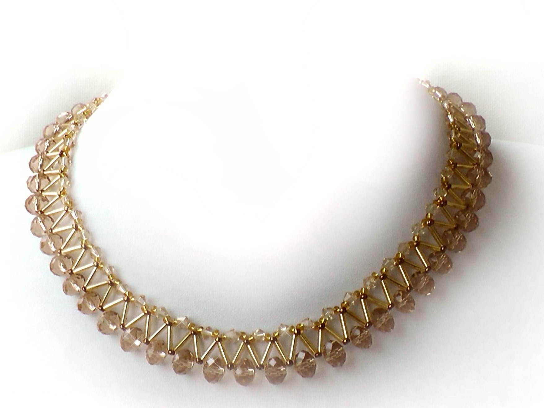 Beige Kristallperlenweberei-Halskette Strassverschluss von LadyLiJewellery