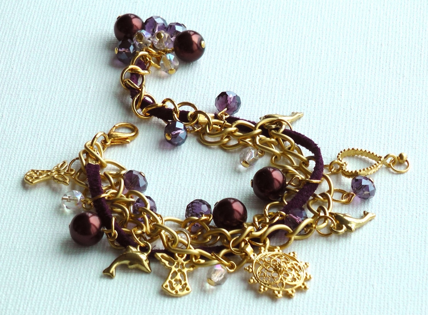 Vergoldetes Bettelarmband Burgundy Wildleder, Perle & Kristallperlen von LadyLiJewellery