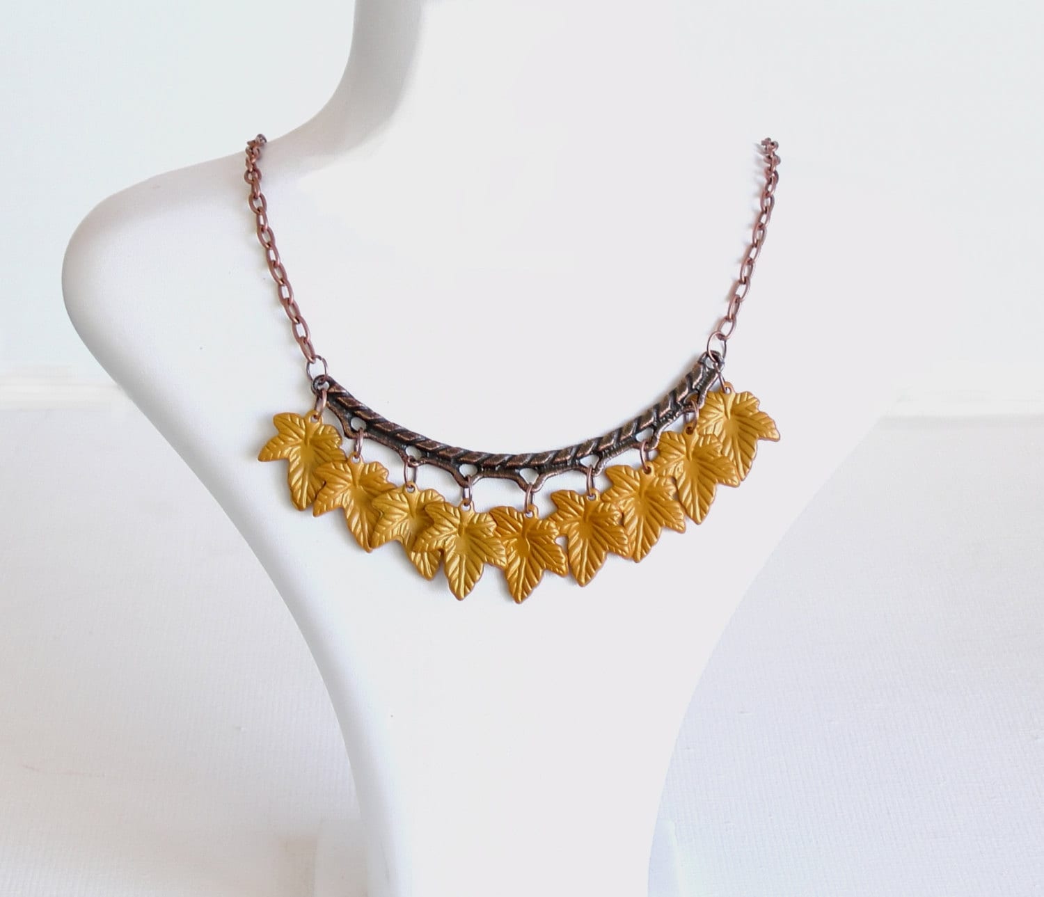 Herbstblatt-Kette Kupferne Kette Mit Ockerfarbenen Acryl-Blättern von LadyLiJewellery