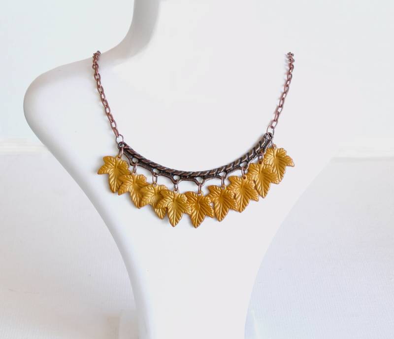 Herbstblatt-Kette Kupferne Kette Mit Ockerfarbenen Acryl-Blättern Herbstblatt-Kette Kupferne Kette Mit Ockerfarbenen Acryl-Blättern von LadyLiJewellery
