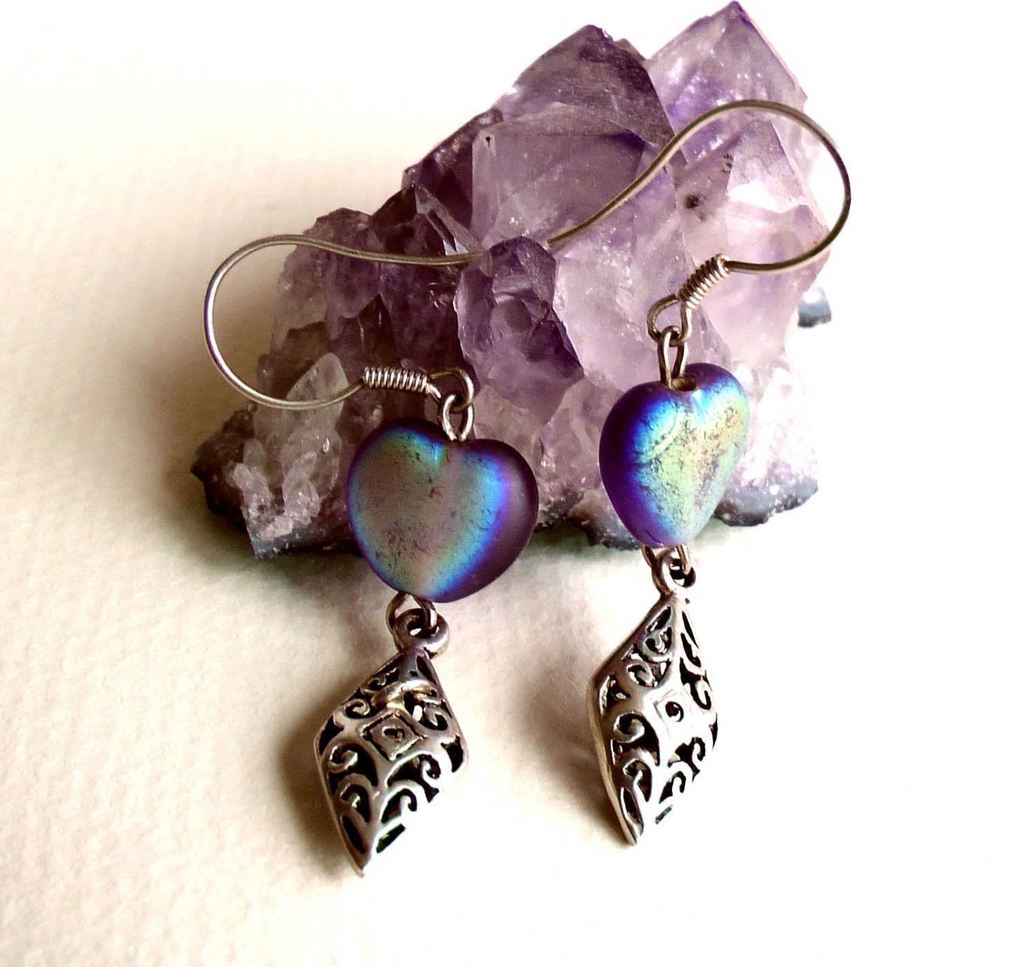 Irisierende Herz Ohrringe Sterling Silber Haken, Lila Glas von LadyLiJewellery