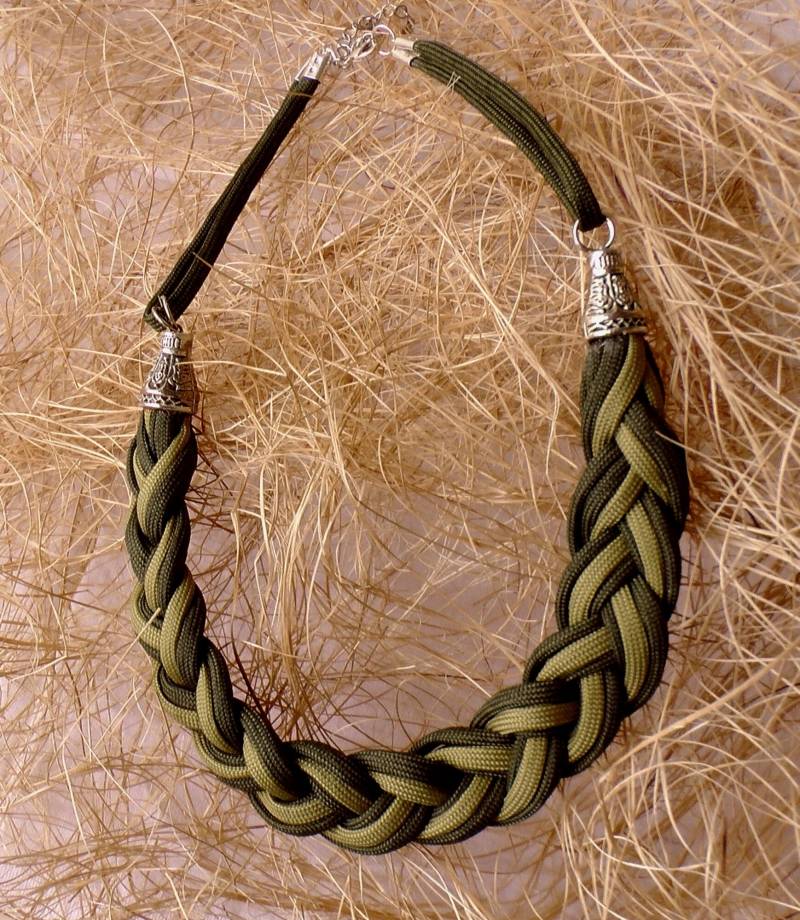 Handgemachte Geflochtene Statement Kette Aus Paracord Khaki & Grün Handgemachte Geflochtene Statement Kette Aus Paracord Khaki & Grün von LadyLiJewellery