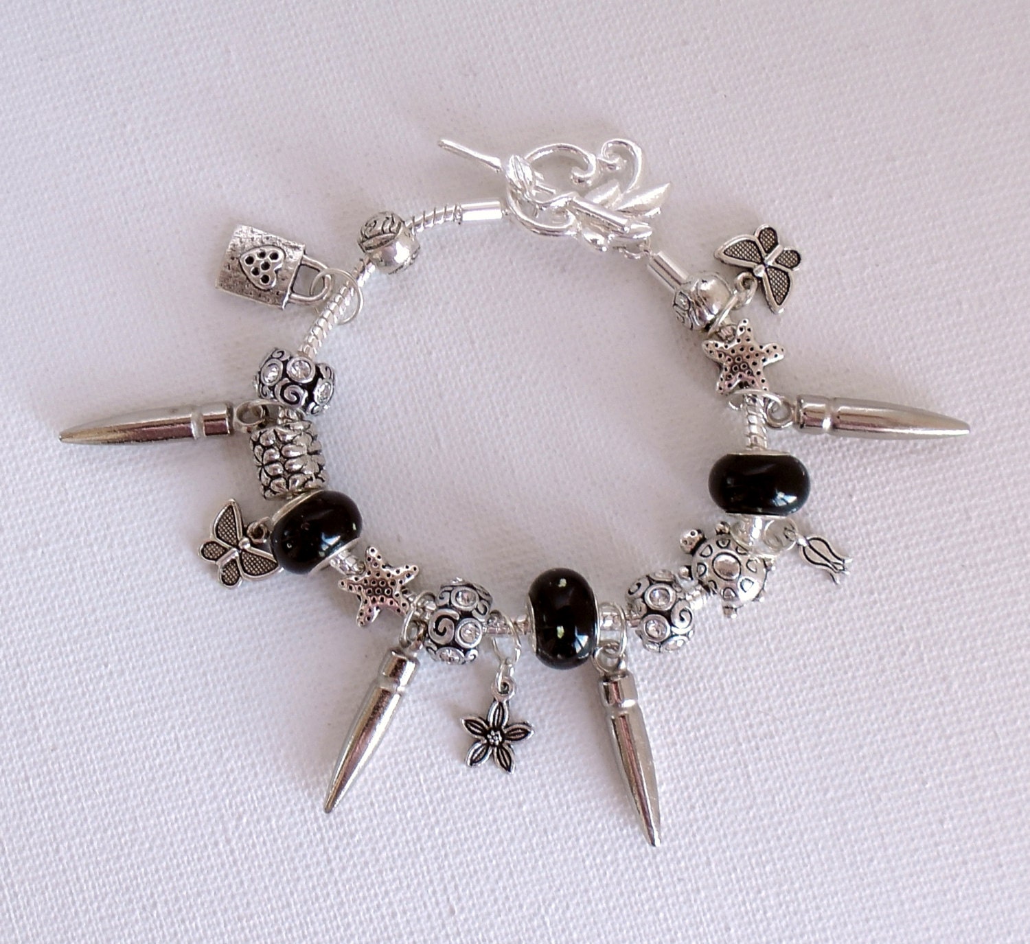 Handgefertigtes Bettelarmband Schwarze Glasperlen, Tibetsilber Charms von LadyLiJewellery