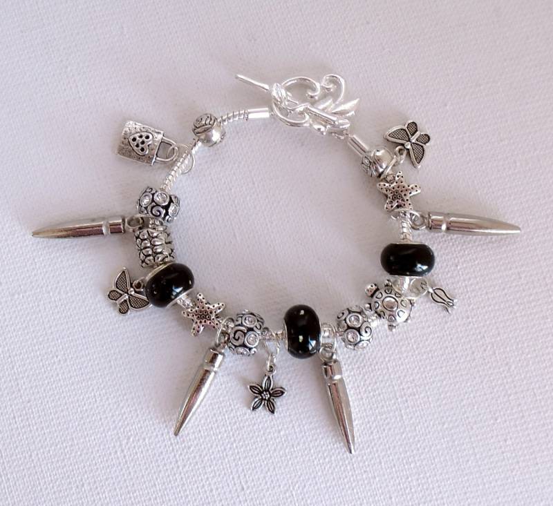 Handgefertigtes Bettelarmband Schwarze Glasperlen, Tibetsilber Charms Handgefertigtes Bettelarmband Schwarze Glasperlen, Tibetsilber Charms von LadyLiJewellery