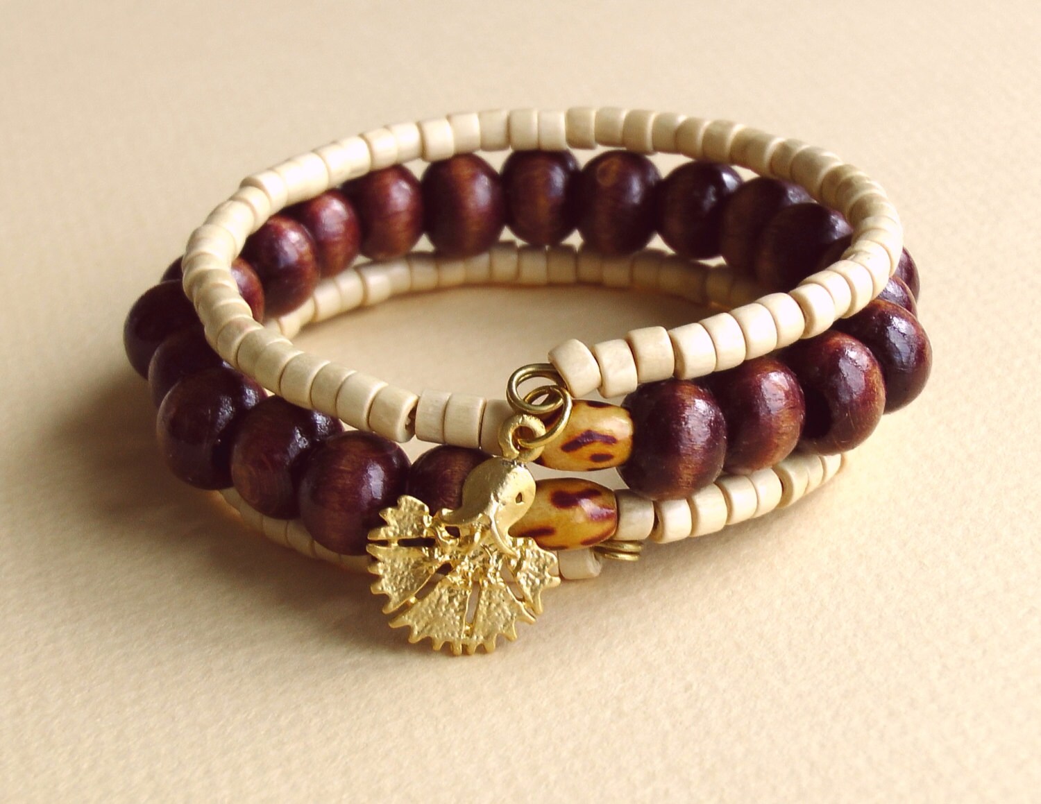 Holzperlen Memory Wire Armband Gold Nelke Charm von LadyLiJewellery