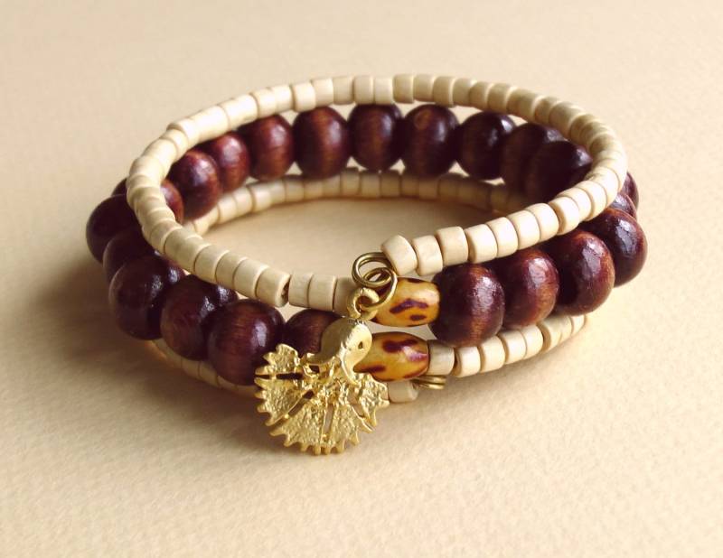 Holzperlen Memory Wire Armband Gold Nelke Charm Holzperlen Memory Wire Armband Gold Nelke Charm von LadyLiJewellery