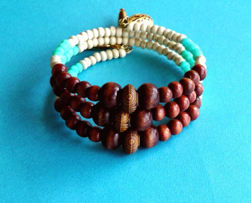 Handgemachtes Armband Aus Holzperlen Mit Vergoldeten Anhängern Handgemachtes Armband Aus Holzperlen Mit Vergoldeten Anhängern von LadyLiJewellery