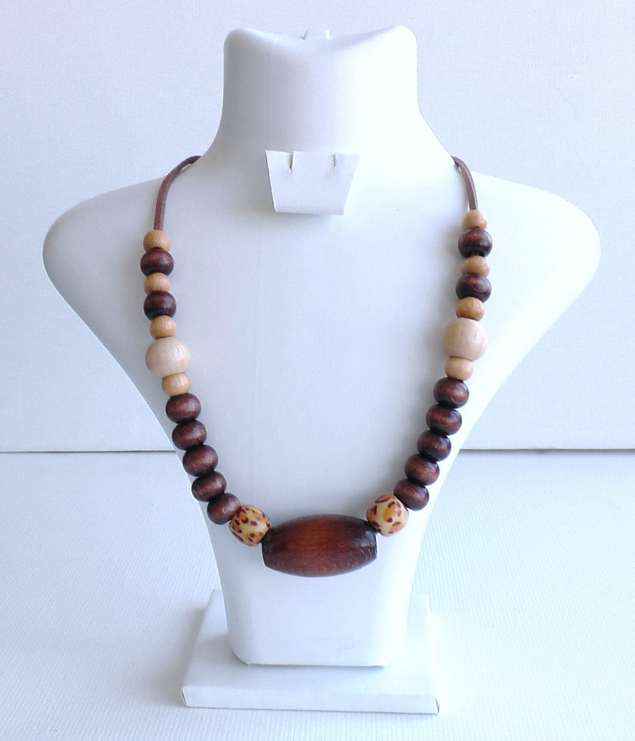 Handgemachte Holzperlenkette Boho Wildlederkordel von LadyLiJewellery