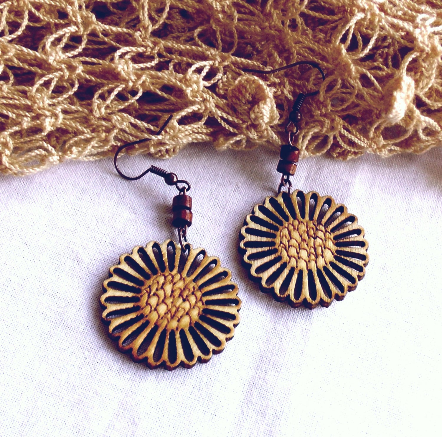 Holzohrringe, Holzperlen, Blumenohrringe von LadyLiJewellery