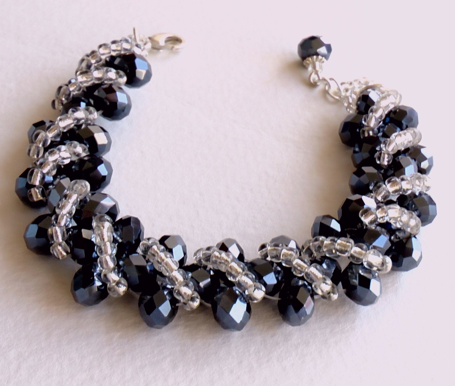 Marine Blau Kristall Perlen Armband Handgewebter Statement Schmuck von LadyLiJewellery