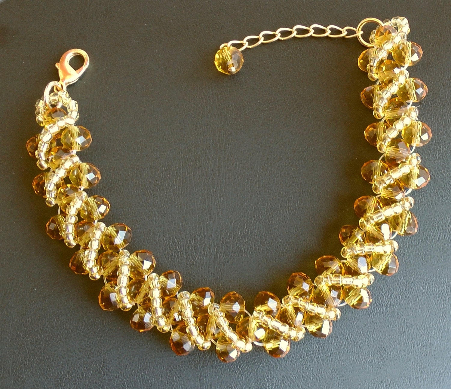 Goldenes Armband Aus Kristall-Rocailles Eleganter Statement Schmuck von LadyLiJewellery