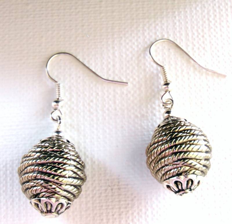 Handmade Silber Überzogene Kugel-Ohrringe Handmade Silber Überzogene Kugel-Ohrringe von LadyLiJewellery