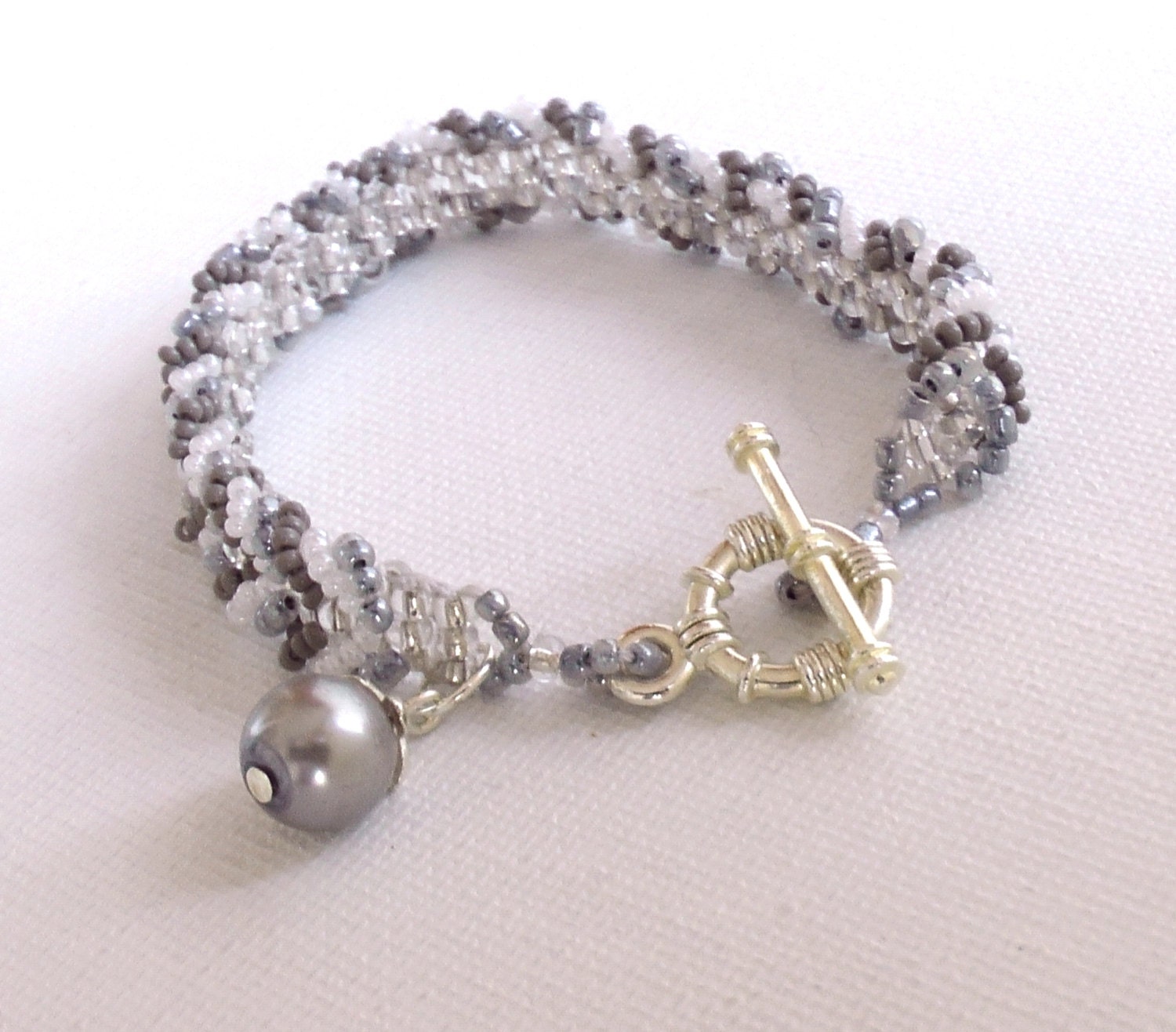 Graues Perlenarmband Handgewebter Versilberter Verschluss von LadyLiJewellery