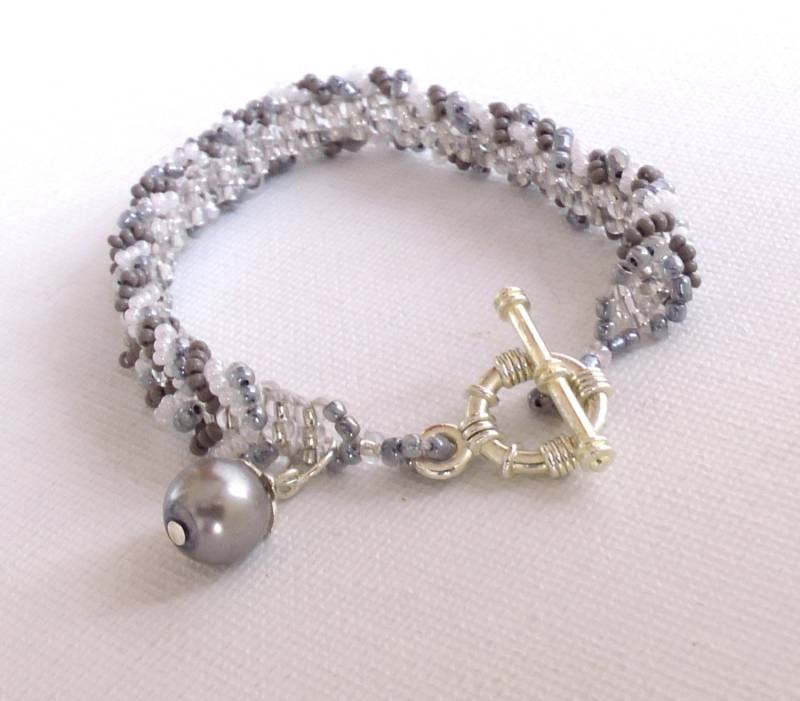 Graues Perlenarmband Handgewebter Versilberter Verschluss Graues Perlenarmband Handgewebter Versilberter Verschluss von LadyLiJewellery