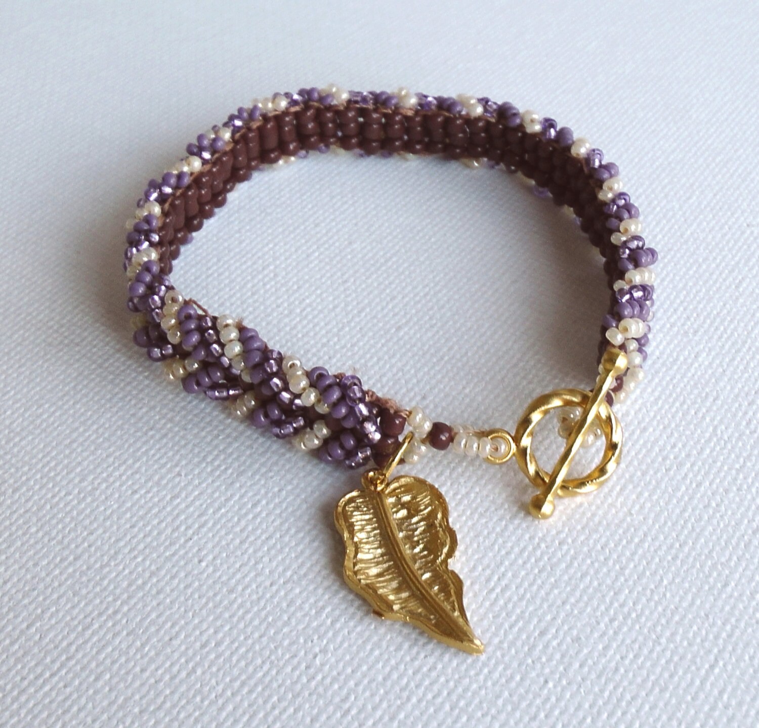 Handgefertigtes Perlenarmband Lila Gewebt, Blattgold von LadyLiJewellery
