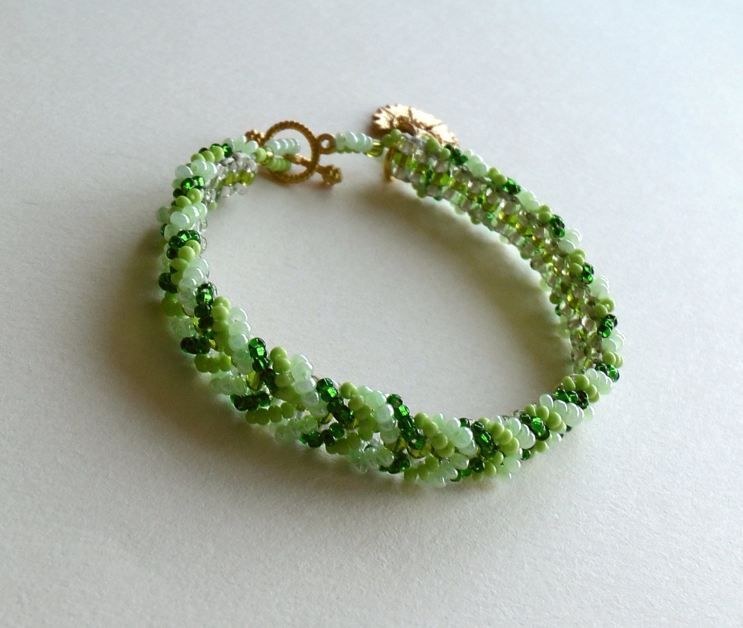 Grünes Samenperlenarmband Handgewebte Glasperlen Mit Goldverschluss von LadyLiJewellery