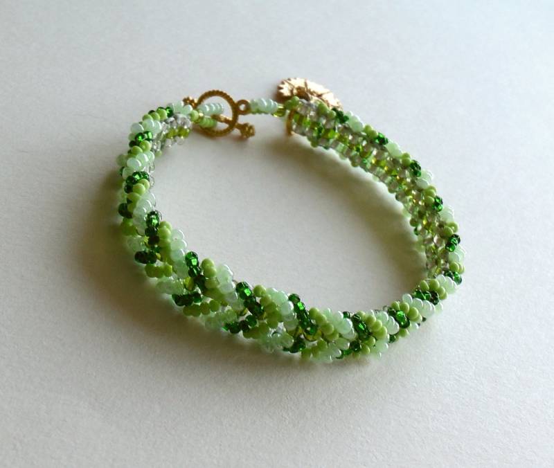 Grünes Samenperlenarmband Handgewebte Glasperlen Mit Goldverschluss Grünes Samenperlenarmband Handgewebte Glasperlen Mit Goldverschluss von LadyLiJewellery