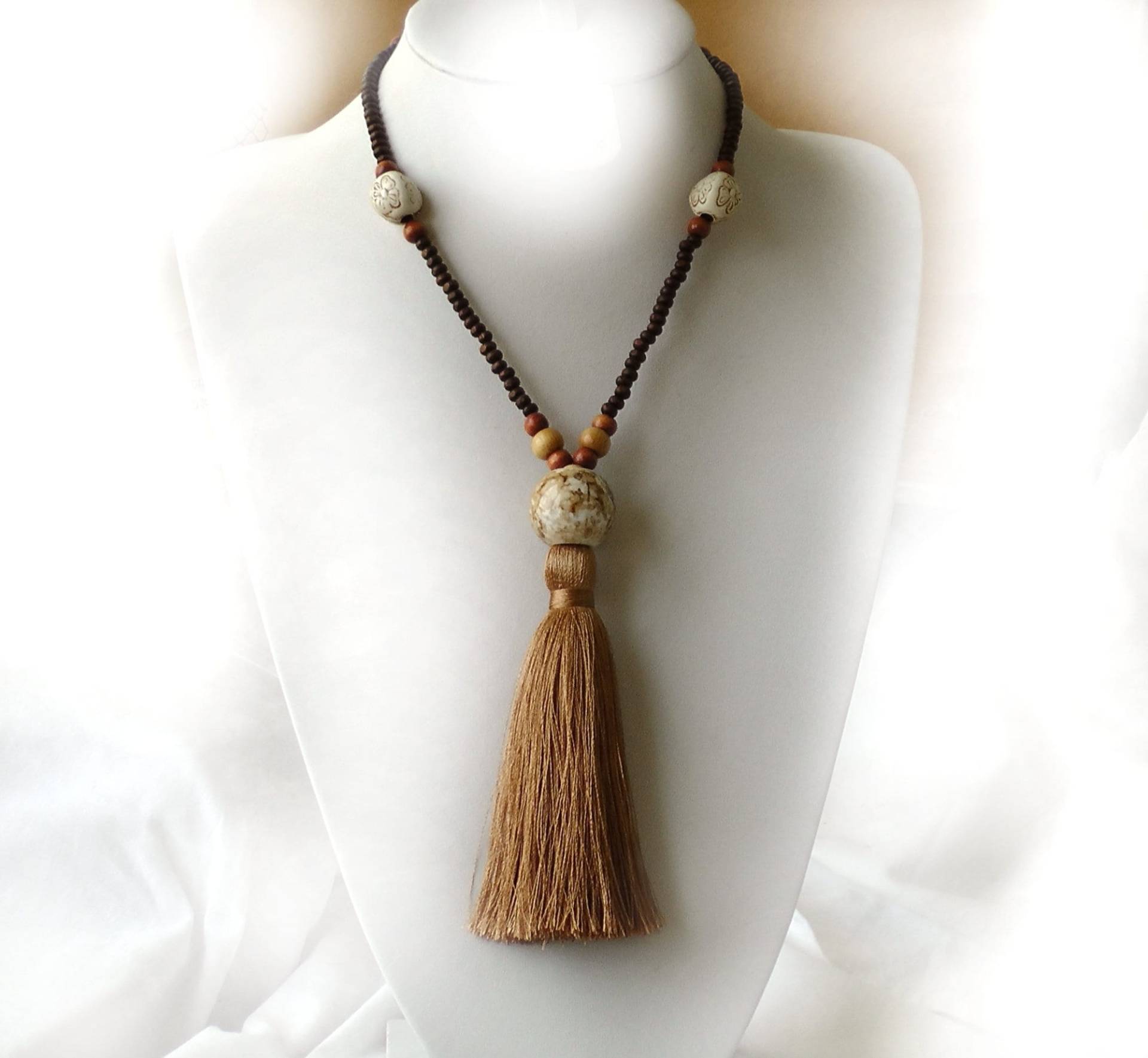 Boho Holzperlen Quasten-Halskette Langer Brauner Anhänger von LadyLiJewellery